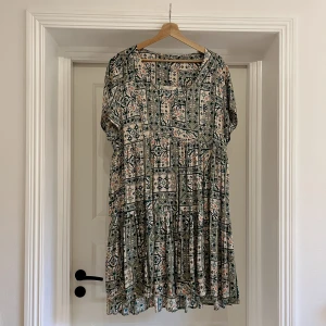 Odd Molly klänning  - Grön mönstrad klänning i silkliknande material från Odd Molly 🌿 Storlek L, men rymlig i storleken. 