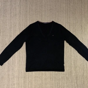 Tommy Hilfiger ~ Mörkblå långärmad - Tommy Hilfiger långärmad tröja i mörkblå i storlek S.
