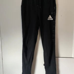 Träningsbyxor  - Ett par svarta träningsbyxor från adidas. Byxorna är knappt använda och är k mycket bra skick 💗 (Kunden betalar frakten)