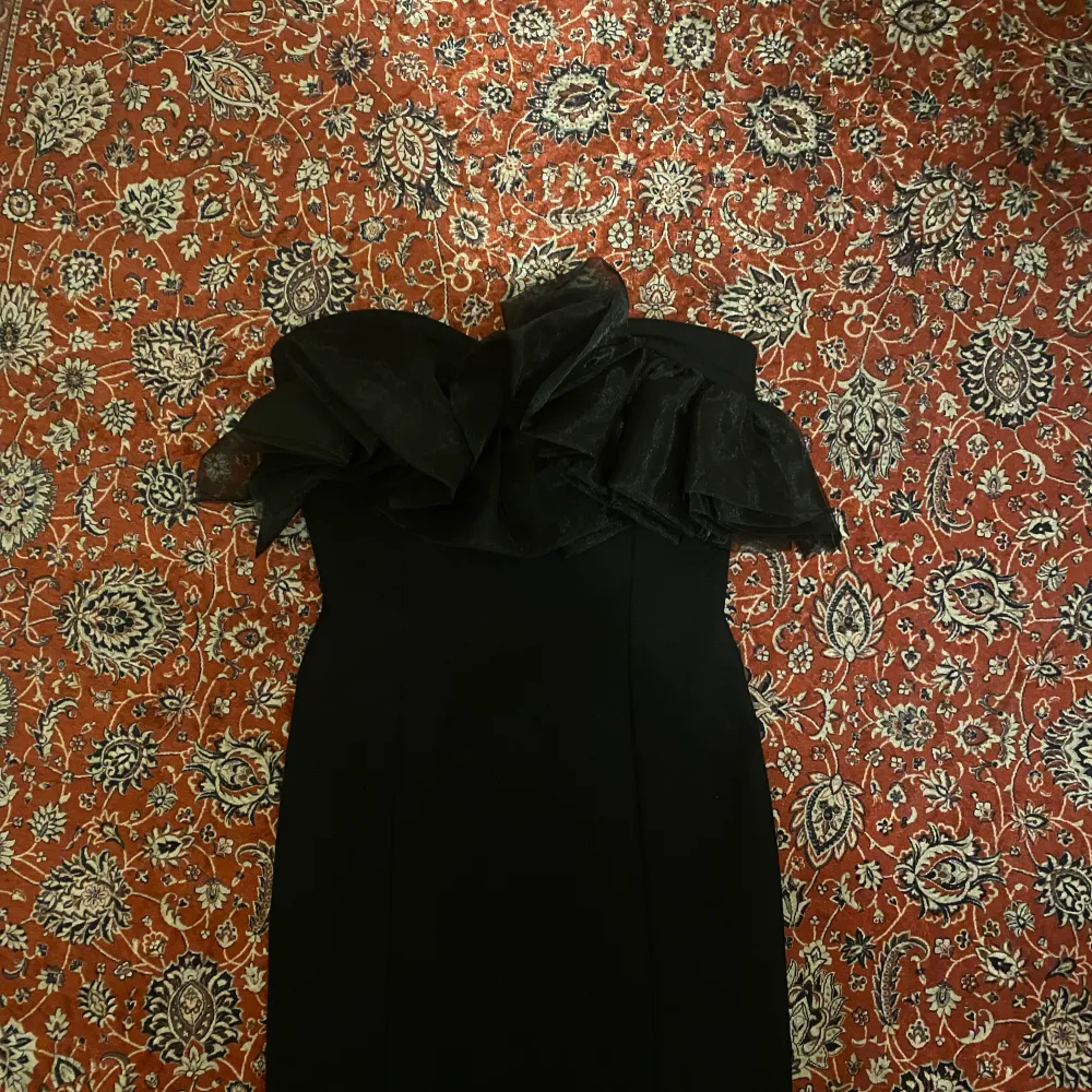 Aldrig använd tight mini coctailklänning med sweetheart neckline och tyll-decor framtill över brösten.  Framhäver ens former väl.. Klänningar.