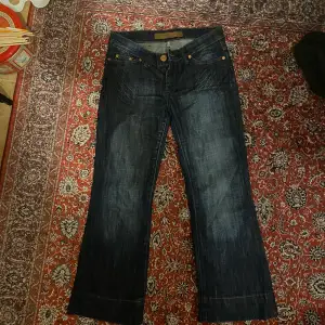 2000s low-waisted jeans.  Bootcut! 