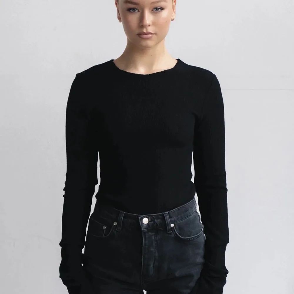 Superfint svart tröja från ADSGN, men kommer tyvärr inte till användning då det inte passar mig. Nypris 500 kr💓. Tröjor & Koftor.