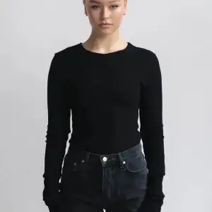 Superfint svart tröja från ADSGN, men kommer tyvärr inte till användning då det inte passar mig. Nypris 500 kr💓