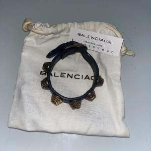 Superfint armband från Balenciaga i mörkblått. Använd fåtal gånger därav jättefint skick. Äkthetsbevis finnes 
