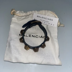 Armband balenciaga - Superfint armband från Balenciaga i mörkblått. Använd fåtal gånger därav jättefint skick. Äkthetsbevis finnes 