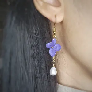 Handmade earrings. Made by me :) Längden: 6.5cm