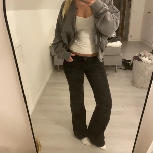 Lågmidjade jeans - Svarta lågmidjade jeans i stl W26 L34, innerbenslängd ca 83 och midjemått rakt över ca 36 cm:)🥰