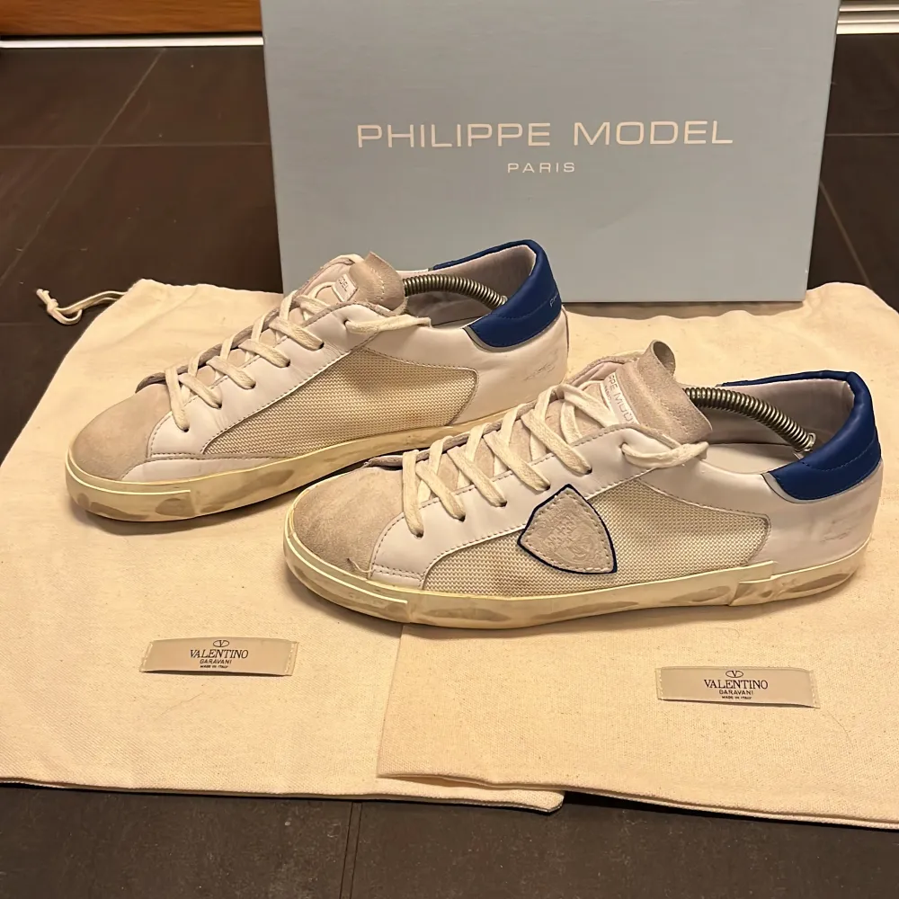 Hej säljer dessa OANVÄNDA Philippe Model skor, storleken är 41 men passar 42😀Nypris på skorna är 3500kr mitt pris 2299kr (kan diskuteras) Om det önskas så tillkommer även Box till skorna, kom med bud! 🙌🏻 -The Shoe Store . Skor.