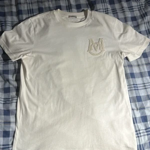 Moncler tröja - Säljer en helt ny moncler tröja storlek l. Nypris 2700 Tags och kvitto medföljer Hör av dig vid frågor!:)