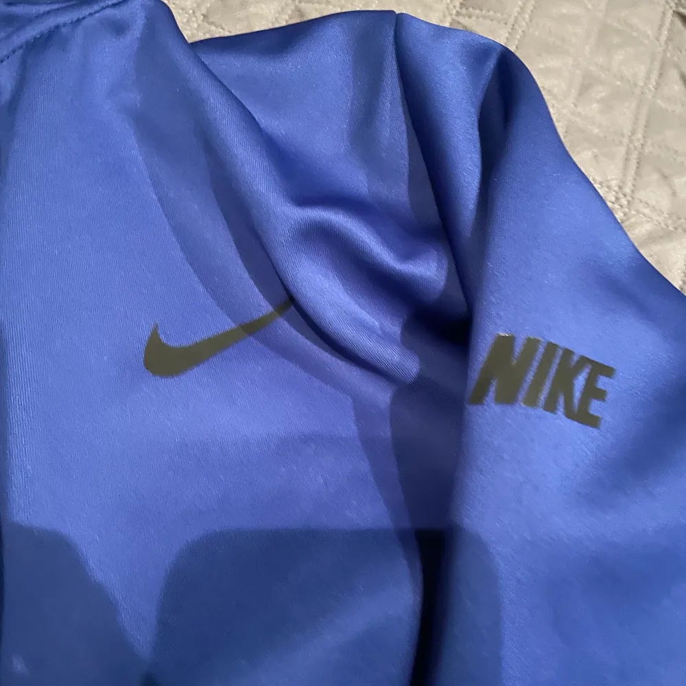 Blå Nike zip hoodie som är jätteskön, säljer då jag bara burit 3 gånger på 3 år. Den är storlek L men skulle säga mer som M för den är lite stor på mig som bär S. Kan gå ner i pris!. Hoodies.