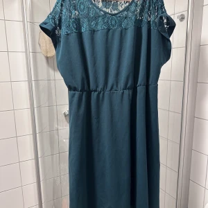 Grön klänning med spets - Grön klänning med spets  Polyester   Bra skick   Storlek runt 52-54
