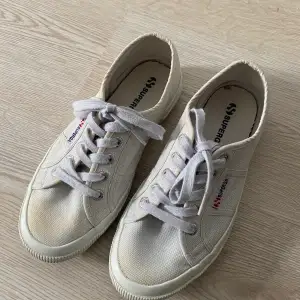 Naturvita sneakers superga. Naturvita/gulaktiga fläckar av blekmedel.   Toppenskick!