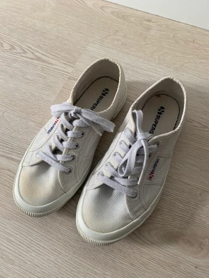Superga sneakers 38 - Naturvita sneakers superga. Naturvita/gulaktiga fläckar av blekmedel.   Toppenskick!