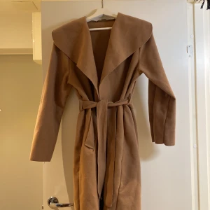 Kappa BOOHOO - Kappa från boohoo i filtmaterial  Använd några gånger men som ny.