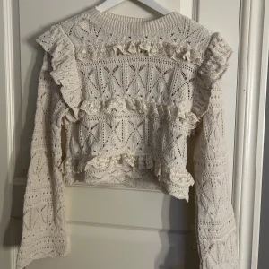 Stickad volang tröja - Stickad volang tröja från Zara. Endast använd 1 gång. 