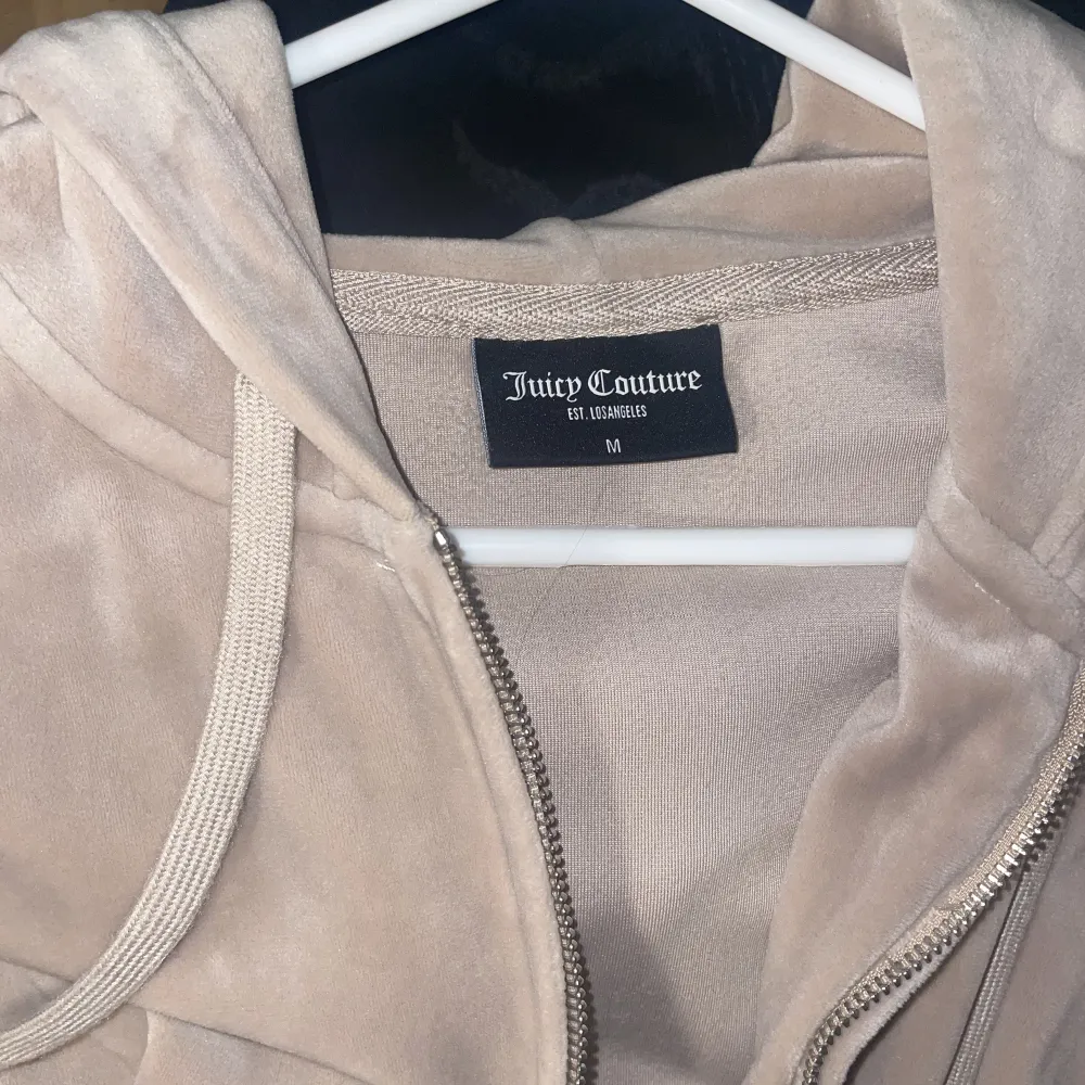 Juicy couture beige kofta. Jätteskönt material men Används ej tyvärr. Storlek M. Använd en gång. Tröjor & Koftor.