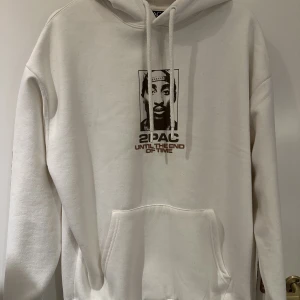 Tupac Hoodie M - En tupac hoodie i storlek M från Pull & Bear. Köpt sommaren 2022 men har aldrig använts.  Priset är ej hugget i sten, så kom med förslag