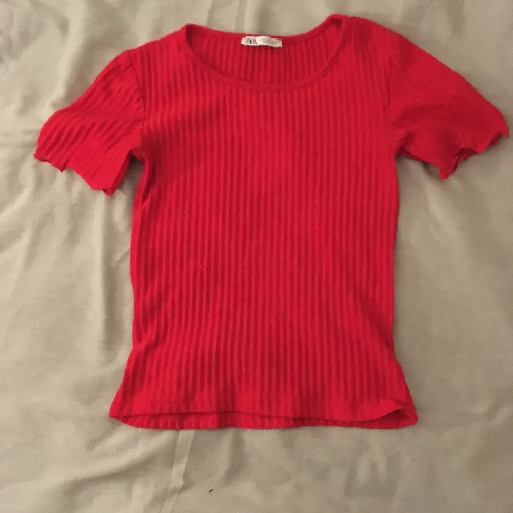 Röd t-shirt från Zara, lite halvgenomskinlig, inga synliga fläckar eller hål, strl S. T-shirts.