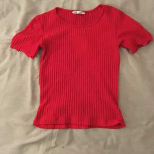 Röd t-shirt från Zara, lite halvgenomskinlig, inga synliga fläckar eller hål, strl S