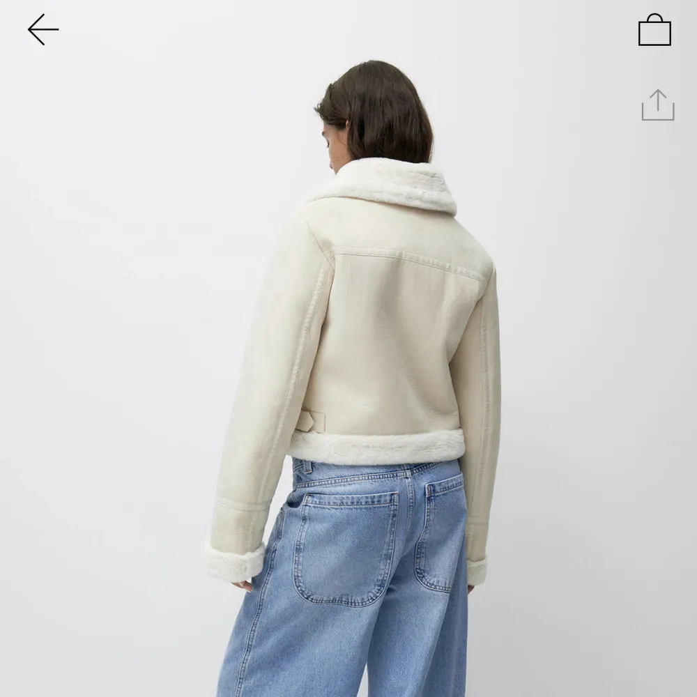 Säljer denna jättefina jackan från pull and bear då den aldrig kommer till användning. Jackan är oanvänd och är i stl L men sitter som en S. Nypris 559kr. Jackor.