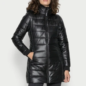 Calvin Klein jacka  - Helt som ny använd någon månad. Köparen står för frakten. Kan gå ner i pris vid snabb affär. Stl Xs men passar både S. Säljer för 1200kr nypris 2500kr och finns inte längre att köpa i butik. 