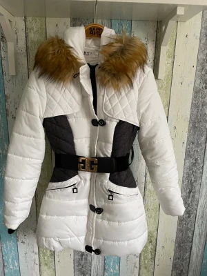 Vinterjacka storlek L liten storlek - Jacka i nyskick. Storlek L men passar en Medium bättre då den är liten i storlek.