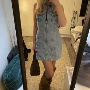 Zara Jeansklänning  - Jeansklänning från zara! Använd fåtal ggr. Bara hör av er vid frågor, fler bilder, prisförslag mm 🥰🥰