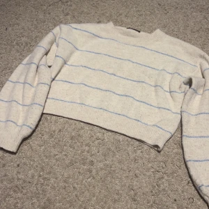 stickad tröja och  - en jätte söt stickad tröja! säljer pågrund av att den är för liten för mig💗