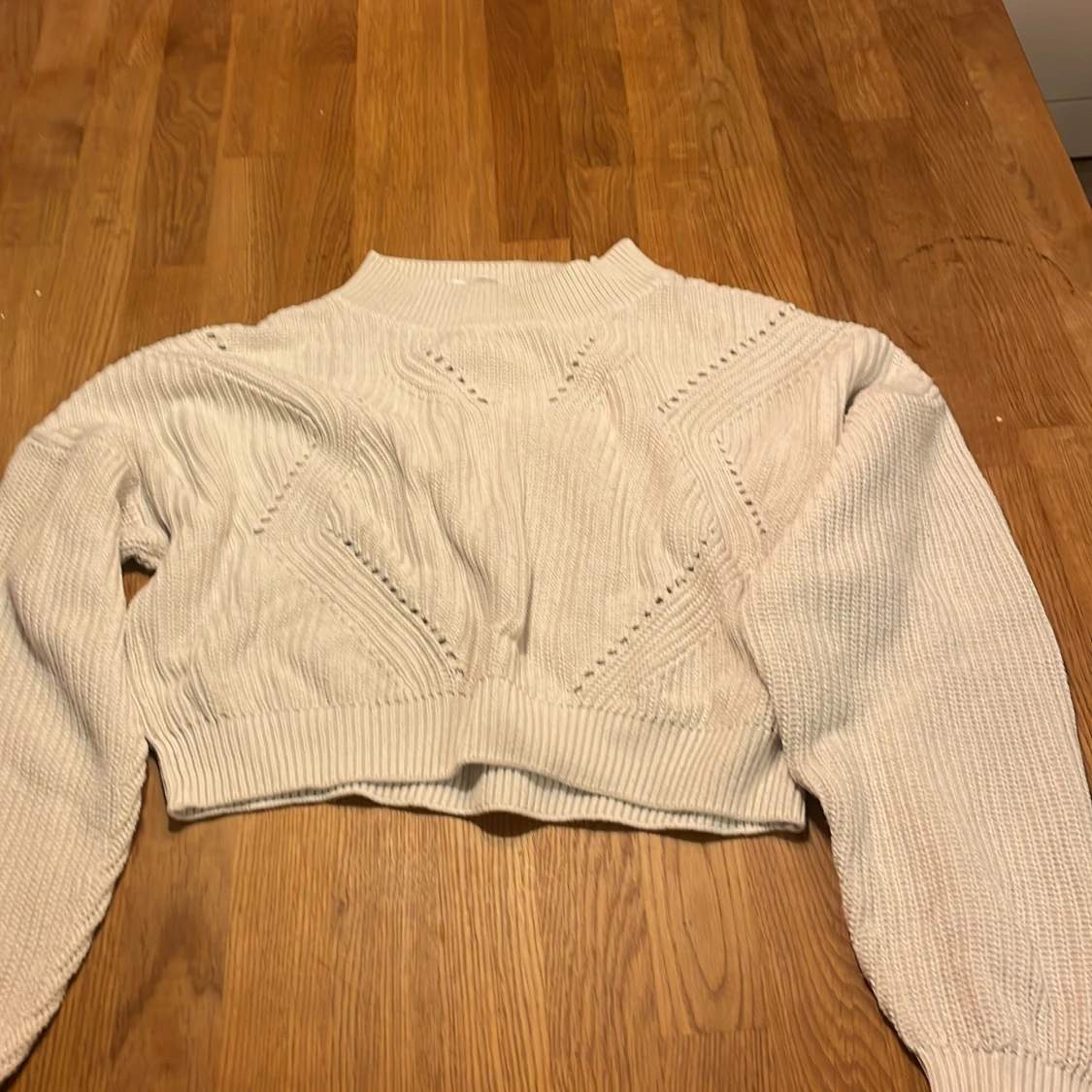 Vit stickad ”mag” tröja