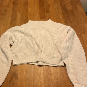 Vit stickad ”mag” tröja - Vit stickad ”mag” tröja. Använd få gånger, inga håll eller fläckar, slutar ungefär vid midjan