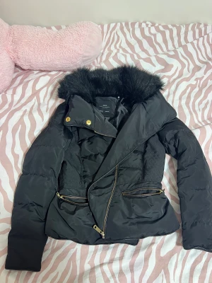 Zara vinter jacka  - Denna jackan är väldigt varm och mysig, den är tjock och kan hålla dig varm väldigt länge, den är kort och har små fina detaljer på, den täcker nacken för vind, pälsen är fake, den är vattentät, köpte den för 2 år sedan men tog knappt på mig den. 