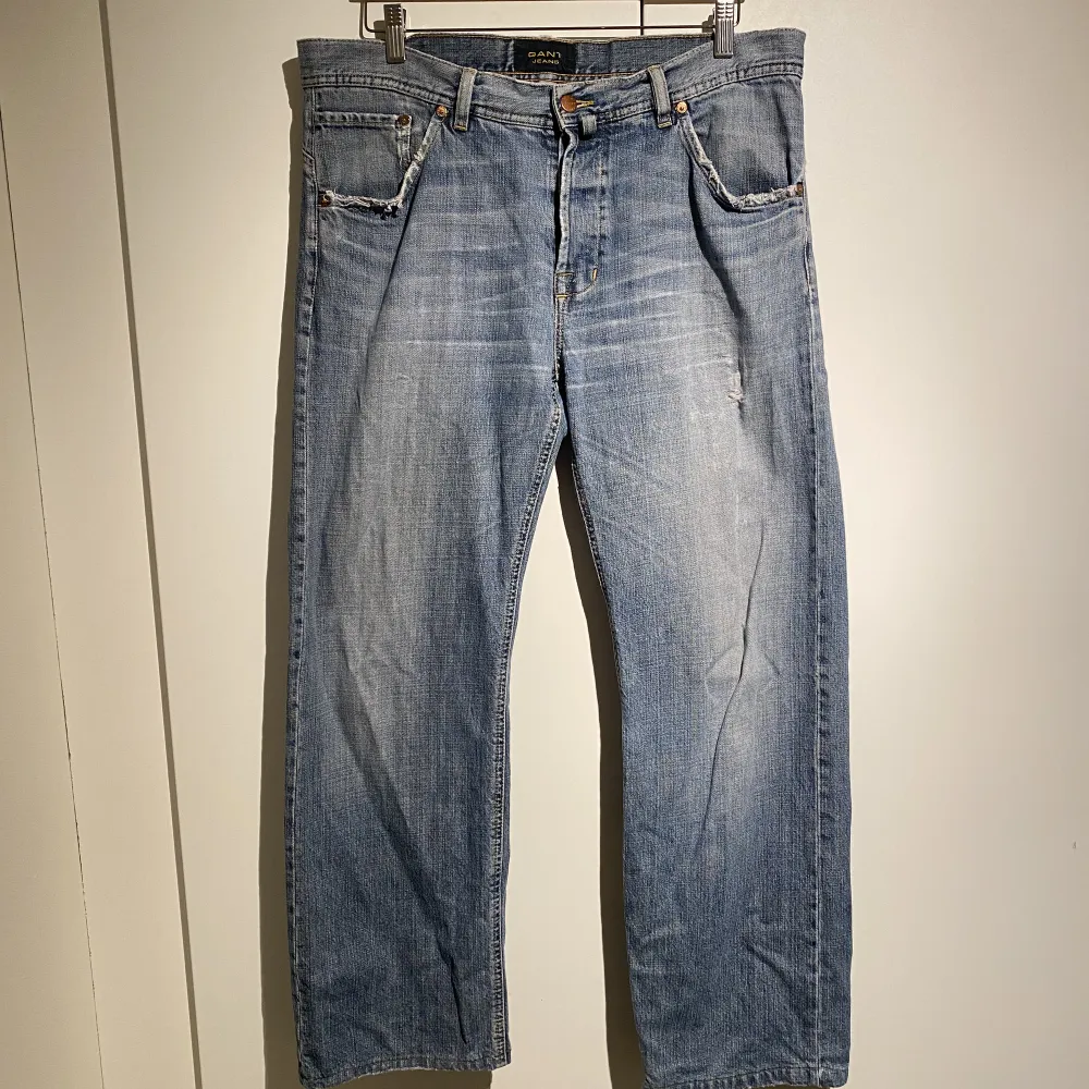 Hej! Säljer ett par riktigt snygga vintage jeans från Gant. Nypris va runt 1300kr. Storlek 34 32 men passar även 34 30. Snygg blå/grå colorway. En lagning i fickan, därav även priset. Pris kan diskuteras. Hör av dig vid frågor. . Jeans & Byxor.