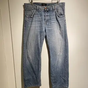 Hej! Säljer ett par riktigt snygga vintage jeans från Gant. Nypris va runt 1300kr. Storlek 34 32 men passar även 34 30. Snygg blå/grå colorway. En lagning i fickan, därav även priset. Pris kan diskuteras. Hör av dig vid frågor. 
