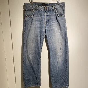 Gant Vintage Jeans  - Hej! Säljer ett par riktigt snygga vintage jeans från Gant. Nypris va runt 1300kr. Storlek 34 32 men passar även 34 30. Snygg blå/grå colorway. En lagning i fickan, därav även priset. Pris kan diskuteras. Hör av dig vid frågor. 