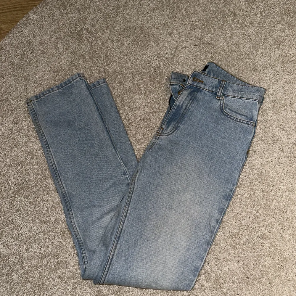 Raka jeans från Nelly jag är 168 och de passar mig i längden, använda någon gång bara . Jeans & Byxor.