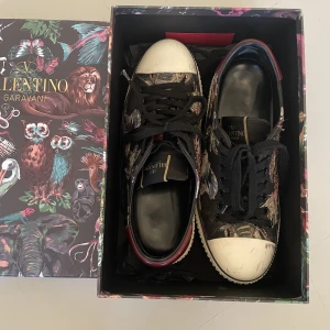 Valentino garavani skor - !Intressekoll! På mina jätte fina limited edition Valentino garavani skor, i så bra skick! Köptes i nyskick på Vestiaire i somras för 5000kr, dustbag och box samt extra snören tillkommer😊kan även gå ner i pris vid snabb affär