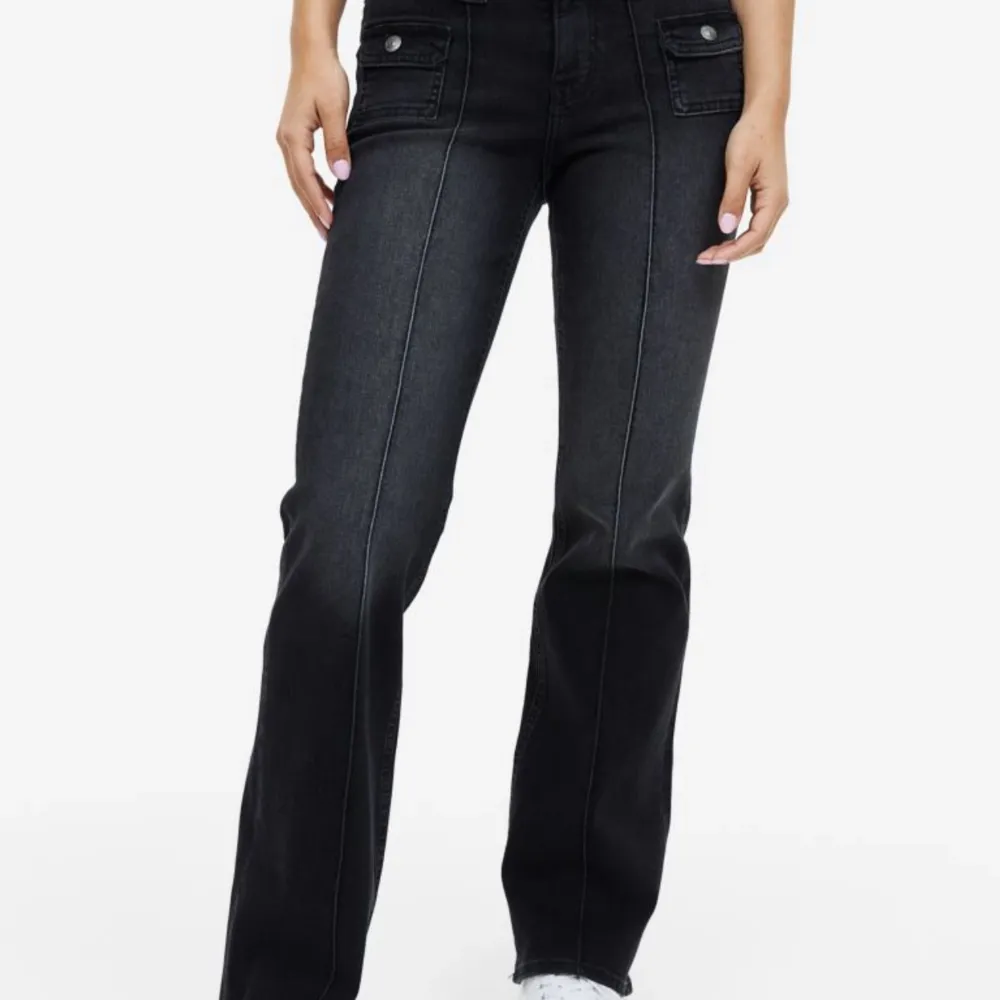 Low waist cargo jeans från hm, slut överallt, väldigt populära jeans,strl 38, insydda i midjan men går att ta bort, dom sitter som en 34, avklippta längst ned,💕Lånade bilder!! . Jeans & Byxor.