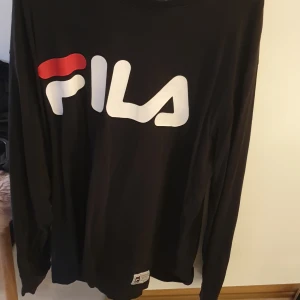 Fila long sleeve tröja - En longsleeve tröja från Fila storlek XL ,unisex.  Använd mycket under en perioden när den var nyköpt, men ej använd på länge sedan dess( ej använd på ca 1år) Nypris mellan 300-450  mitt pris, 60 kr