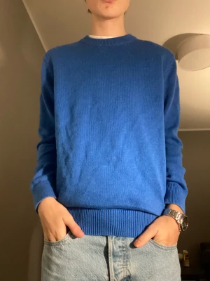 Esprit stickad tröja  - Blå snygg stickad tröja från esprit i strl xs. Killen på bilden är 170. Tröjan är i oanvänt skick. Kontakta för fler bilder 