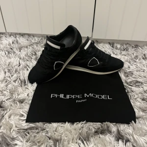 Phillipe model skor - Tjena säljer dessa fräscha philippe model skor för endast 899 kr!! Storlek 40,5 passar 41,5. lossnat lite på sulan men inget man tänker på vid användning annars är skicket 8,5/10. Nypris 2579 Påsen följer med vid köp. Kolla in min profil för andra steals!