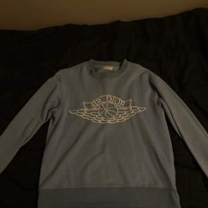 Ljusblå sweatshirt, säljs för att den knappts används
