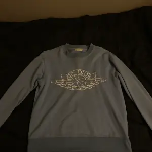 Ljusblå sweatshirt, säljs för att den knappts används