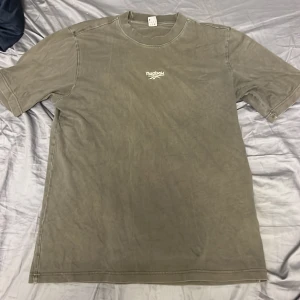 Reebok t-shirt  - En riktigt fin vintage Reebok tröja lite grå grön i färgen. Storlek S men lite smått baggy. Perfektskick säljer den för den är för liten