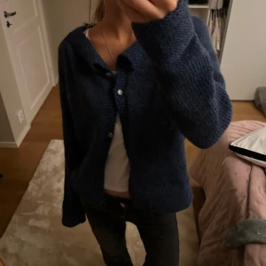 Stickad kofta  - Supersöt marinblå kofta köpt secondhand☺️