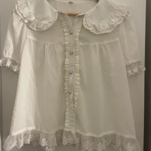 Kortärmad blus - Jätte fin blus som jag själv köpt på plick men som tyvärr inte passade🤍 defekt förekommer: översta knappen har lossnat (se sista bilden)