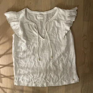 Supersnygg blus - Jag säljer denna jättesnygga blus som är slutsåld i flera storlekar, bland annat i denna storlek. Tyvärr är den för stor för mig och därför säljer jag den. Har bara använt den 1-2 gånger så den är som ny💕priset kan diskuteras😁