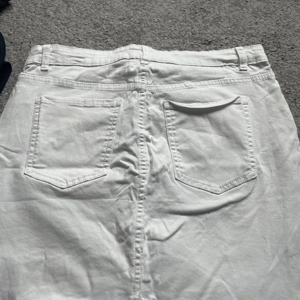 vit jeans kjol som är stretchig från cubus lite defekter i sömmarna längst ner men inget som märks av eller syns . Hameet.