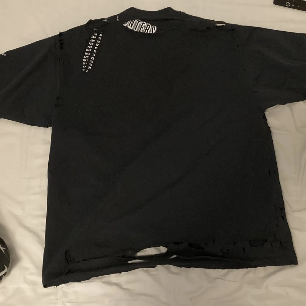 Balenciaga T- shirt med feta detaljer.  Använd två gånger  Sitter väldigt stort i storleken  R3p. T-shirts.