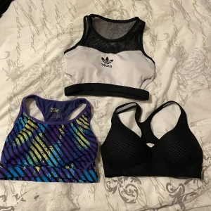 3 sportbhar i storlek XS/S från olika märken - Tre sportbhar i bra skick i storlek XS till M. Alla passar storlek S. De är så sköna och bra i materialet. Märkena är Adidas, H&M och Crivit. Säljs som paket men kan också köpas styckvis. 50kr styck eller 120kr för alla 3.