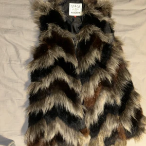 Väst - En fin päls Väsk som jag använt 5 gånger typ men aldrig varit min still riktigt. Den har inga skador eller så!!